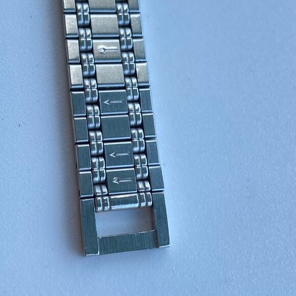 Gucci 3000L Gold & Silver Two-Tone Women’s Watch – Date – 26mm Quartz – 6” - Picture 6 of 10